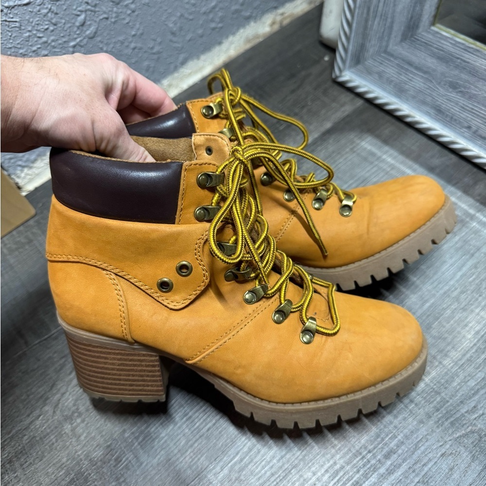 Lace up heeled‎ boots